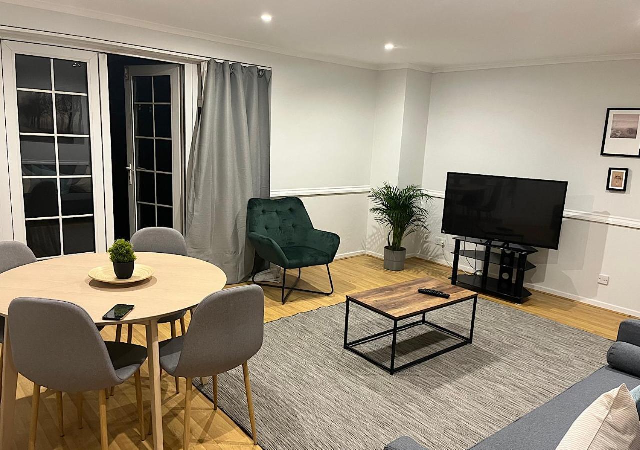 Lovely 2 Bedroom Apartment With Parking Space London Eksteriør billede