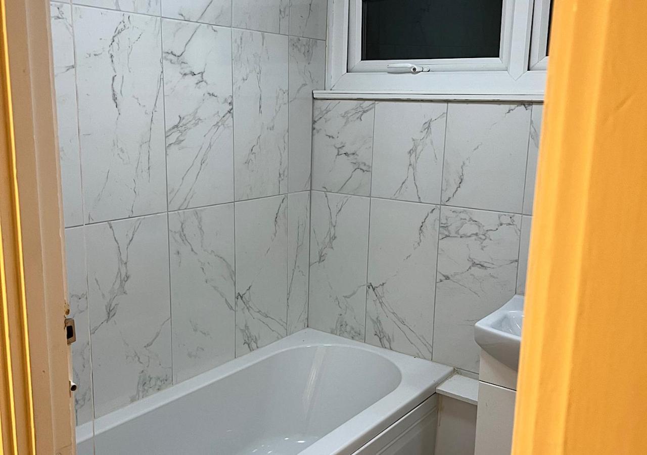 Lovely 2 Bedroom Apartment With Parking Space London Eksteriør billede