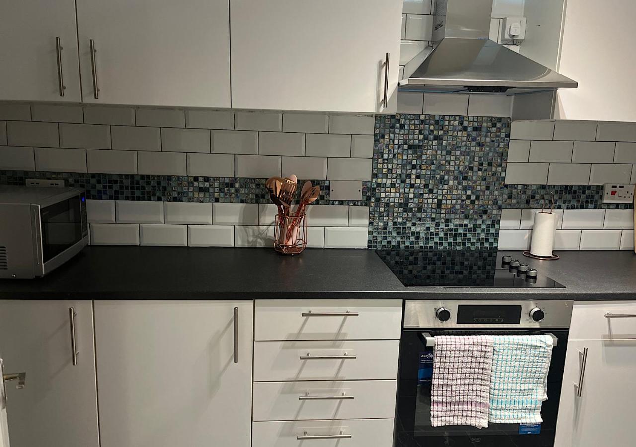 Lovely 2 Bedroom Apartment With Parking Space London Eksteriør billede