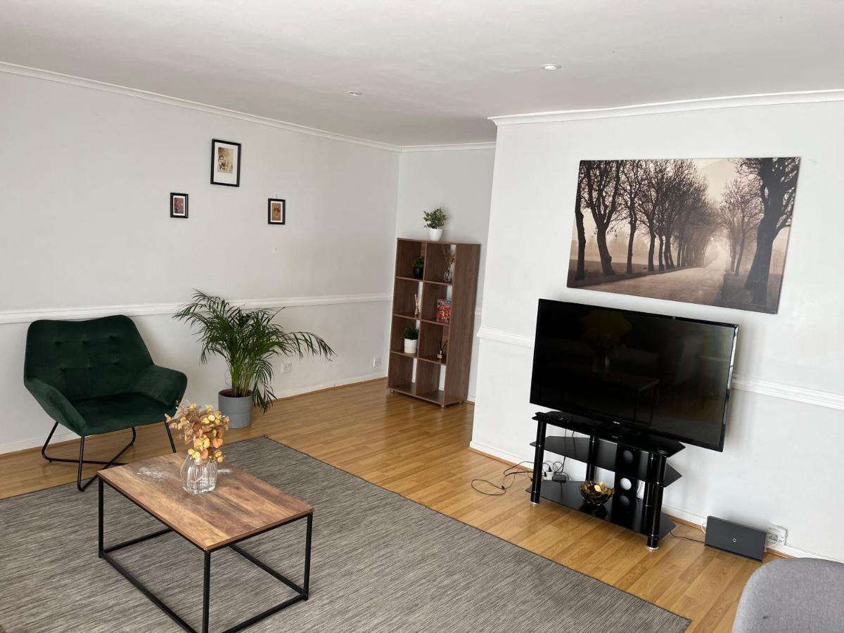 Lovely 2 Bedroom Apartment With Parking Space London Eksteriør billede